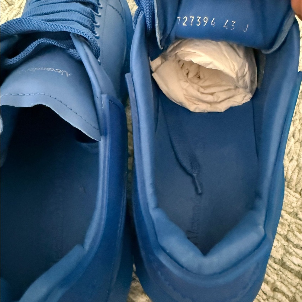 Alexander McQueen Bold Blue Low-Top Sneakers - Picture 2 of 6